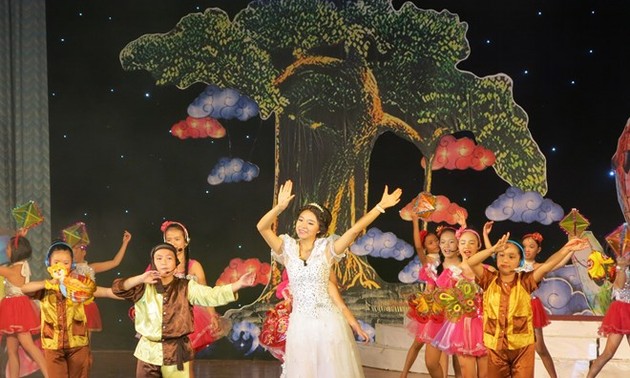 Pesta malam bulan purnama dengan tema “Anak-anak Vietnam berkiblat ke laut dan pulau kampung halaman"
